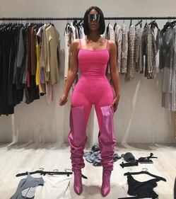 Kim Kardashian, hot in rosa su Instagram 1