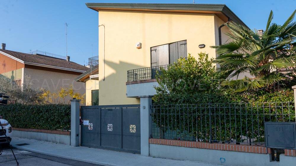 Vera accoltellata col fidanzato. Poi l'ex marito-killer si suicida