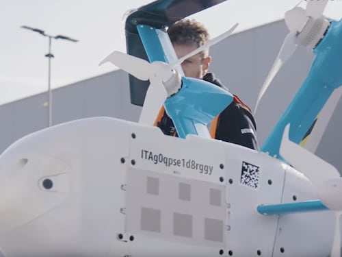 Amazon, nessuna consegna con i droni in Italia: è arrivato lo stop