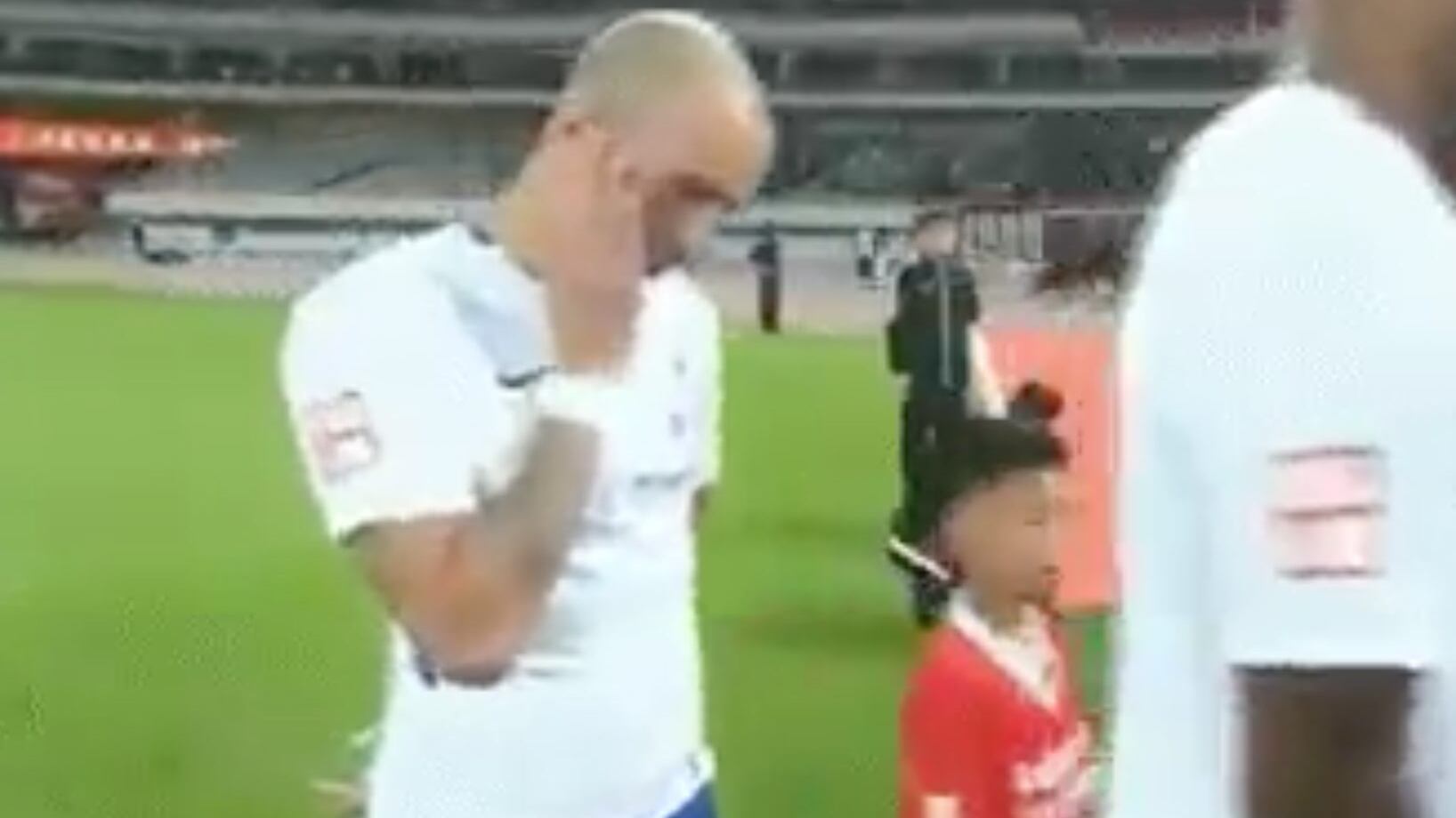Cina, calciatore brasiliano si tocca il viso durante l'inno: squalificato