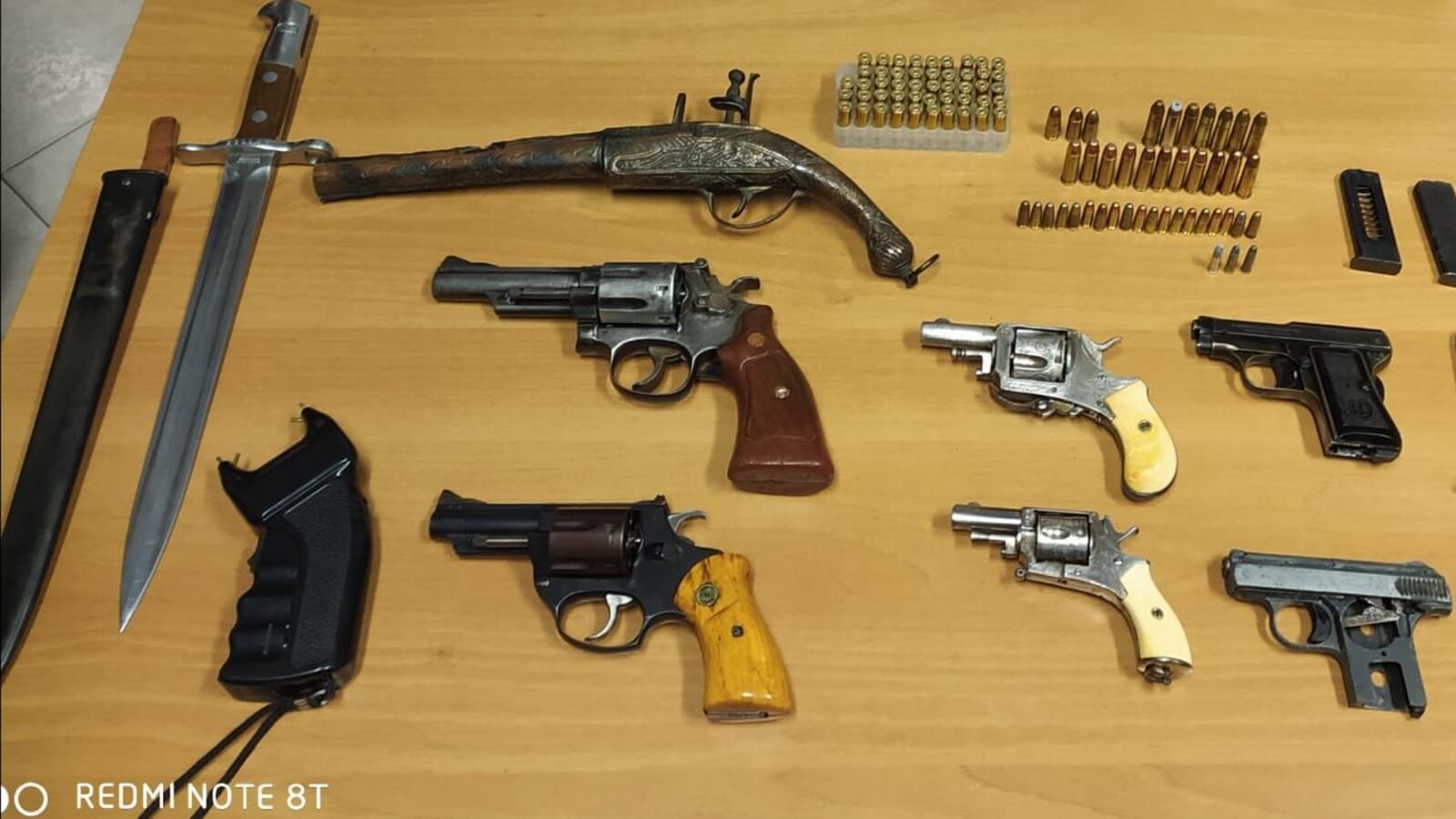 Un arsenale di armi clandestine in casa: in manette un 75enne di Corviale