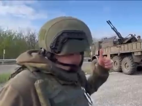 Simula un'azione militare ma il giornalista russo si dimentica di tagliare il video