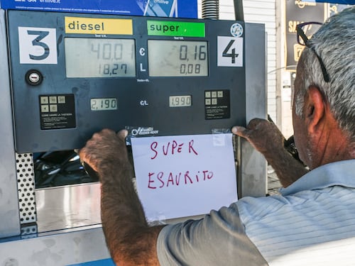 Carburanti, scende il prezzo medio della benzina. Prime code in Lombardia: tutti i distributori coinvolti e i risparmi sul pieno
