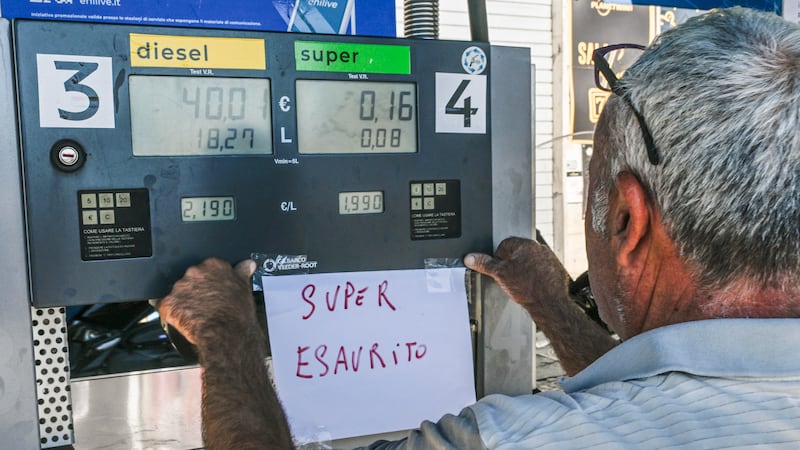 Carburanti, scende il prezzo medio della benzina. Prime code in Lombardia: tutti i distributori coinvolti e i risparmi sul pieno