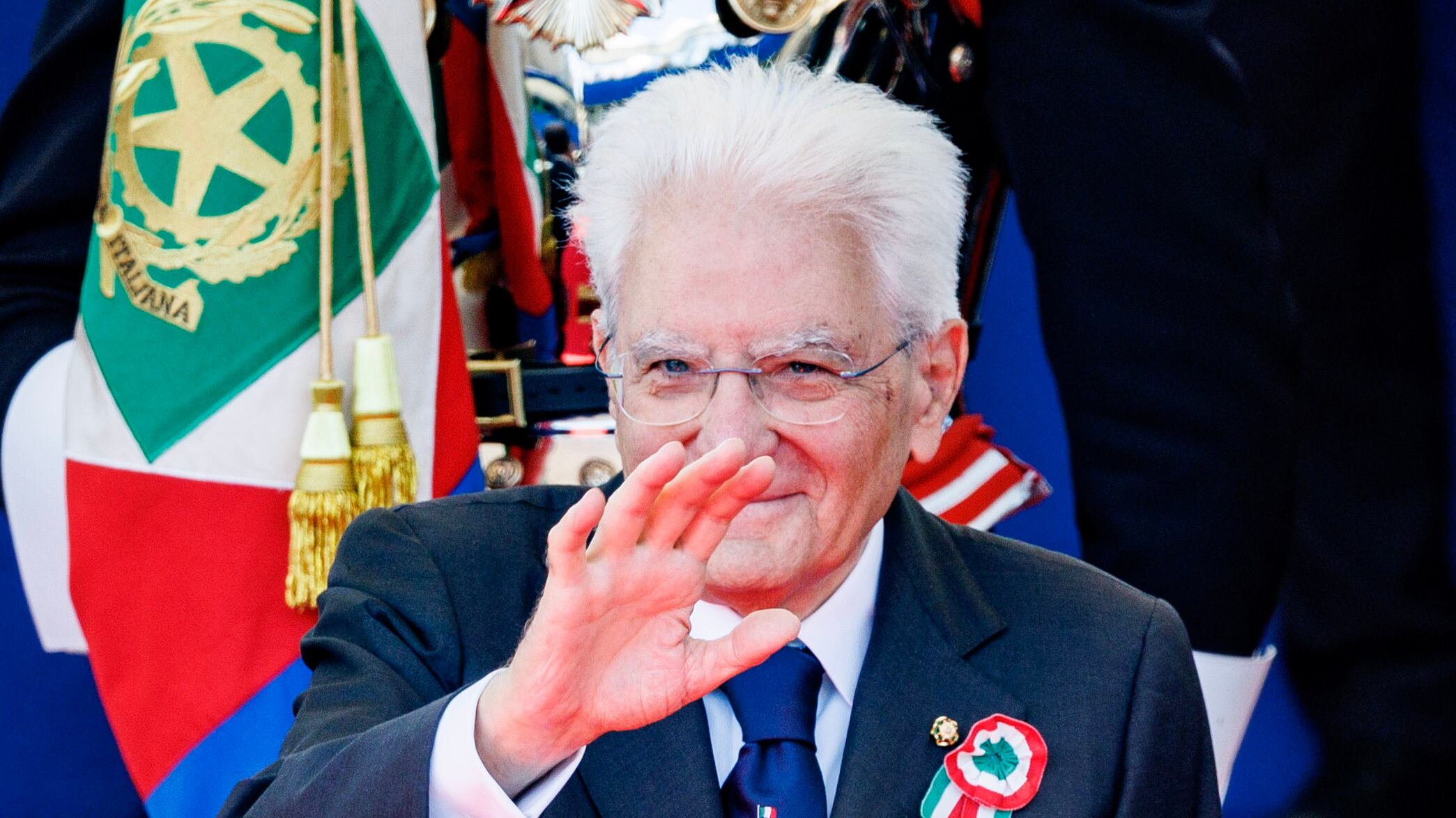 Mattarella celebra la Repubblica. I partiti litigano? "Non interferisco"