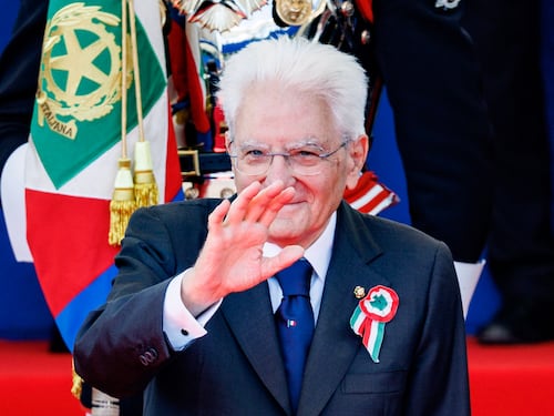 Mattarella celebra la Repubblica. I partiti litigano? "Non interferisco"