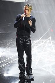 Sanremo 2024: ecco il look della prima serata del Festival di Irama  6