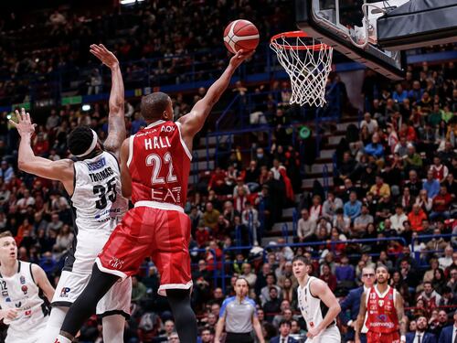 Basket, l'Olimpia Milano batte (sulla sirena) Tortona. Sempre in testa Brescia e Venezia