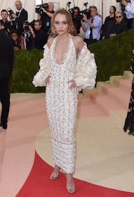 Lily-Rose Depp, topless bollente per la tintarella 21