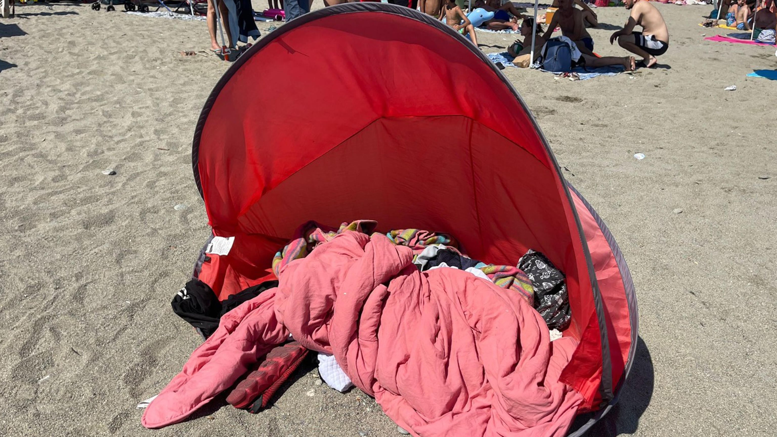 Fermato a Milano l'aggressore del 37enne accoltellato in spiaggia a Savona. Lite per un posto letto