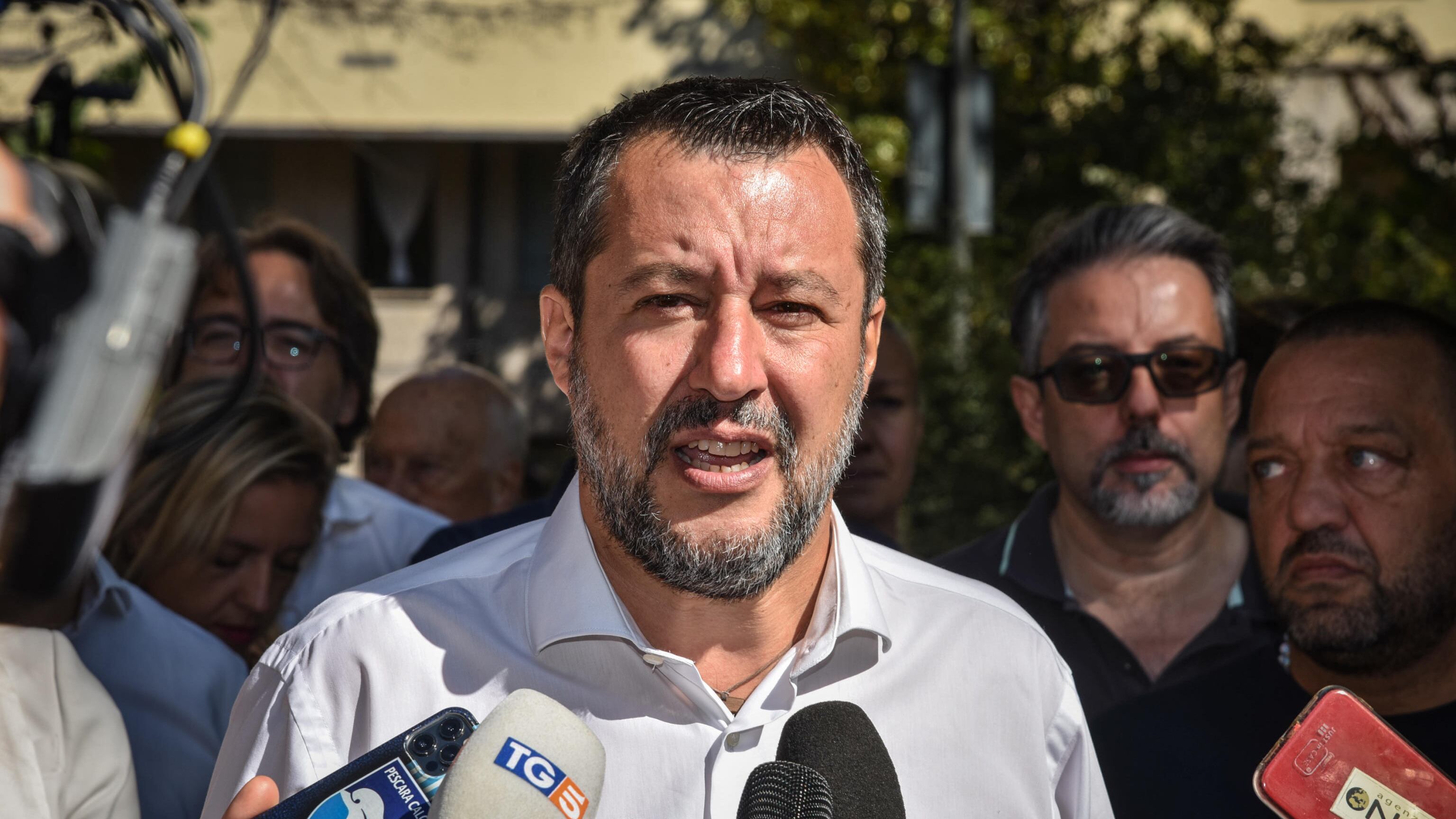 Salvini "crede" nella flat tax: pagare meno per pagare tutti. E se la prende con Draghi