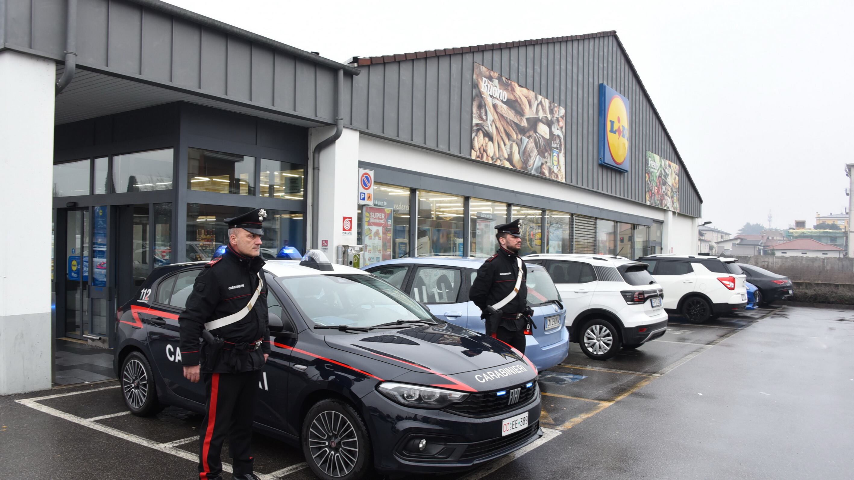 L'orrore davanti al supermercato: accoltellata una 39enne. "È stato mio marito"