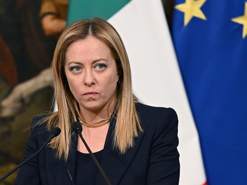 "Nessun presupposto per le dimissioni". Così Meloni chiude il caso Delmastro