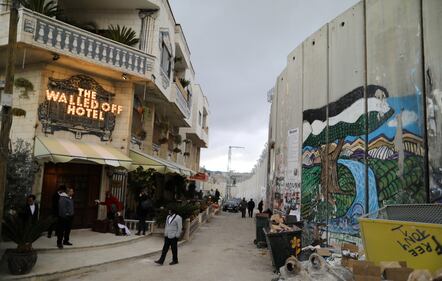 Banksy apre albergo a Betlemme 1