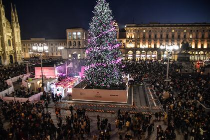 L'accensione dell'albero rosa dell'Estetista cinica a Milano 3