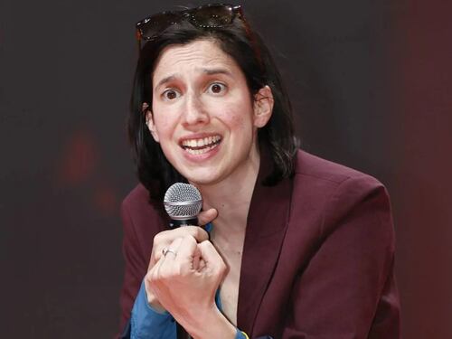 "Ora il reddito di eleganza". Ironie sulla Schlein mentre il Pd perde i pezzi
