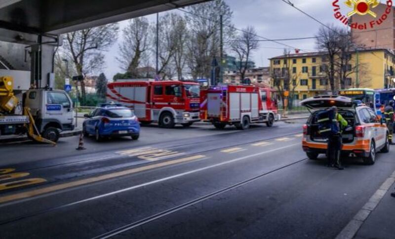 Milano, nordafricano scappa dalla polizia e si butta nel Naviglio in secca 7