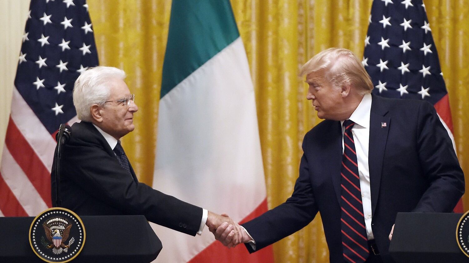 Quel gesto di Mattarella per interrompere Trump