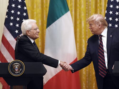 Quel gesto di Mattarella per interrompere Trump