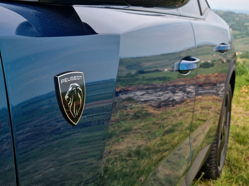 Peugeot 408, le foto del crossover “tuttofare” 7