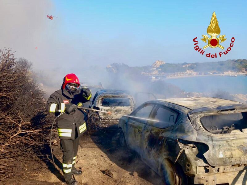 L'incendio scoppiato a Punta Molentis 8
