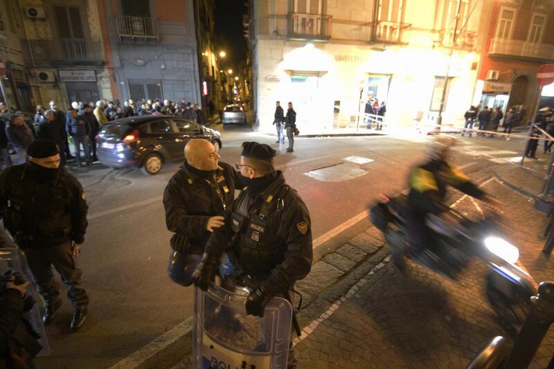 Rapina nel Napoletano, gioielliere uccide uno dei malviventi 9
