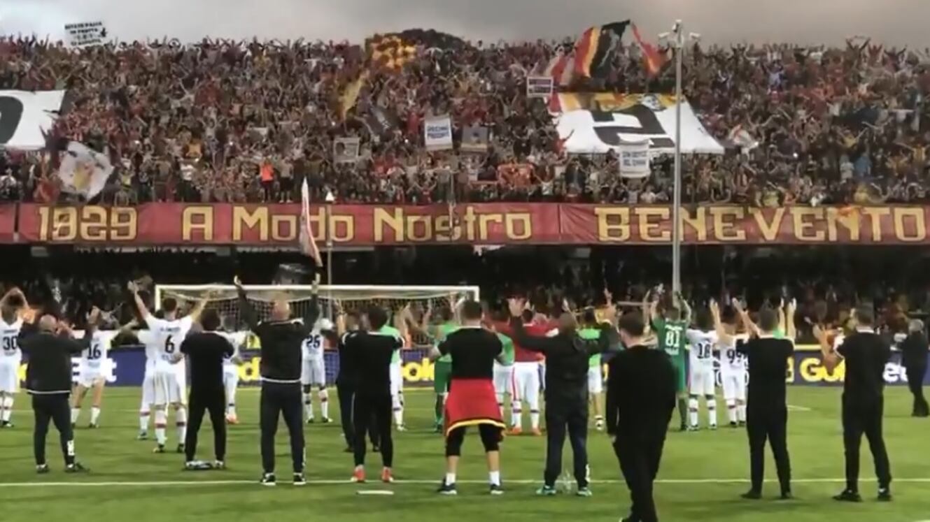 Il Benevento retrocede ma tifosi e squadra cantano insieme