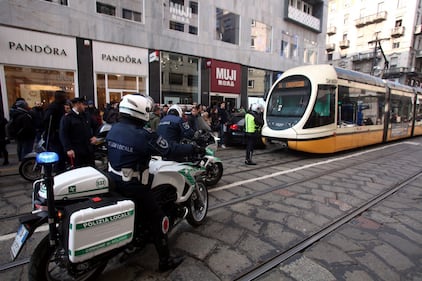 Auto blocca tram, la gente la sposta con forza 6
