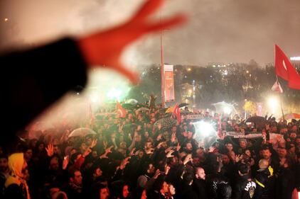Istanbul, migliaia di tifosi in marcia contro il terrorismo 7