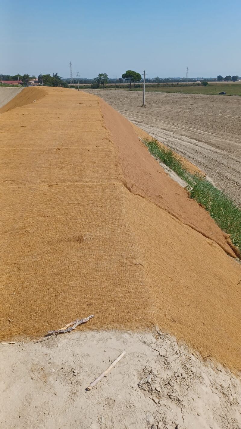 Scritta su Bonaccini lungo l'argine del fiume a Cervia 1