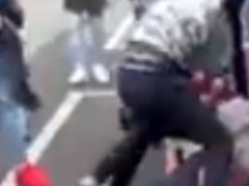 Ragusa, picchiato e spogliato in strada. E i bulli mettono le foto in rete