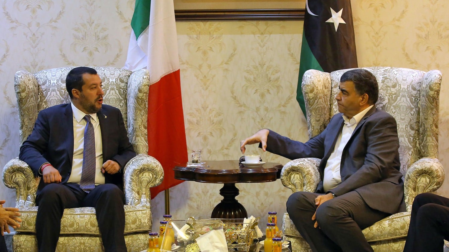 Migranti, Salvini vola a Tripoli: "Hotspot ai confini esterni della Libia"