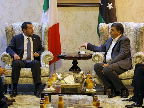 Migranti, Salvini vola a Tripoli: "Hotspot ai confini esterni della Libia"