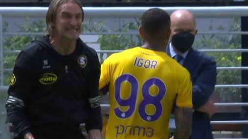 La scarpa, poi la minaccia: Nicola scatenato in campo