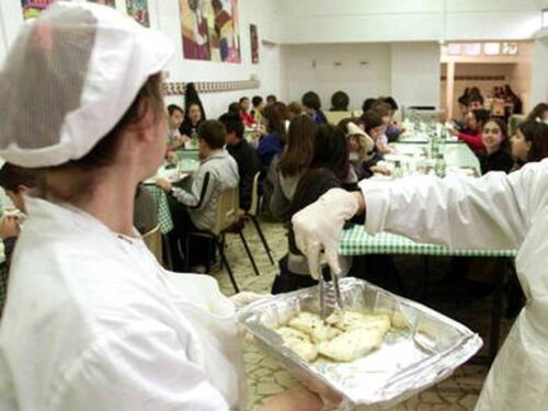 "Niente carne ai bimbi poveri", bufera sulla scuola di Gallarate