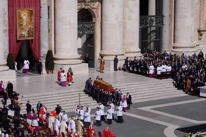 Il feretro in piazza San Pietro 9