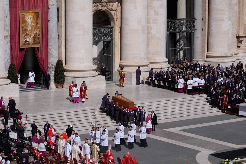 Il feretro in piazza San Pietro 9