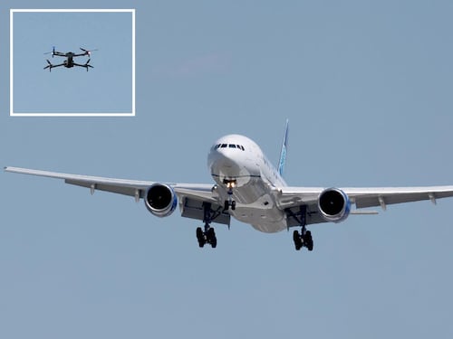 New York, volo United Airlines sfiora collisione con un drone: cosa è successo