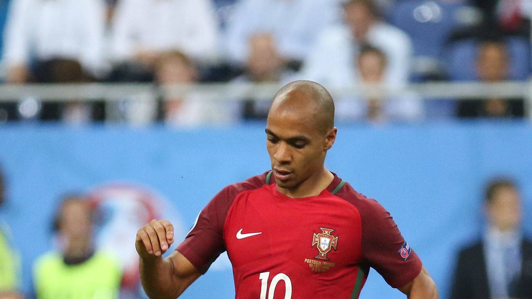 De Boer si presenta con Joao Mario in regalo
