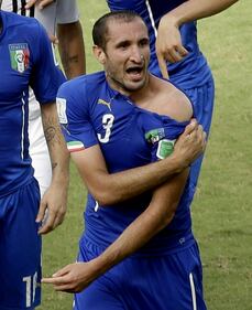 Balotelli, l'ignoto 9 azzurro Suarez, il piranha mondiale