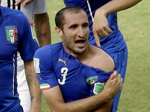 Il morso di Suarez a Chiellini