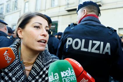 Ultima generazione tenta il blitz a Palazzo Chigi: fermati dalla polizia 4