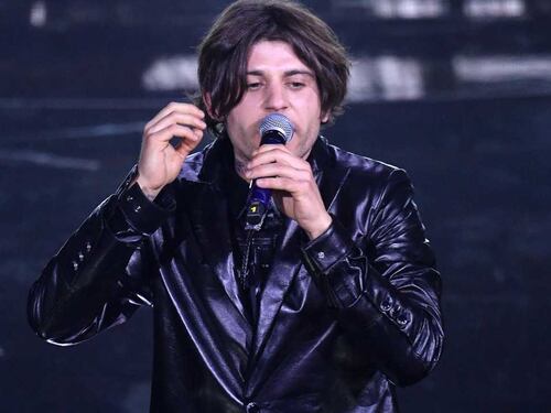 Rkomi abbandona il palco durante il concerto: cosa è successo