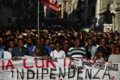 Roma, dopo lo sgombero i rifugiati di nuovo in piazza 9