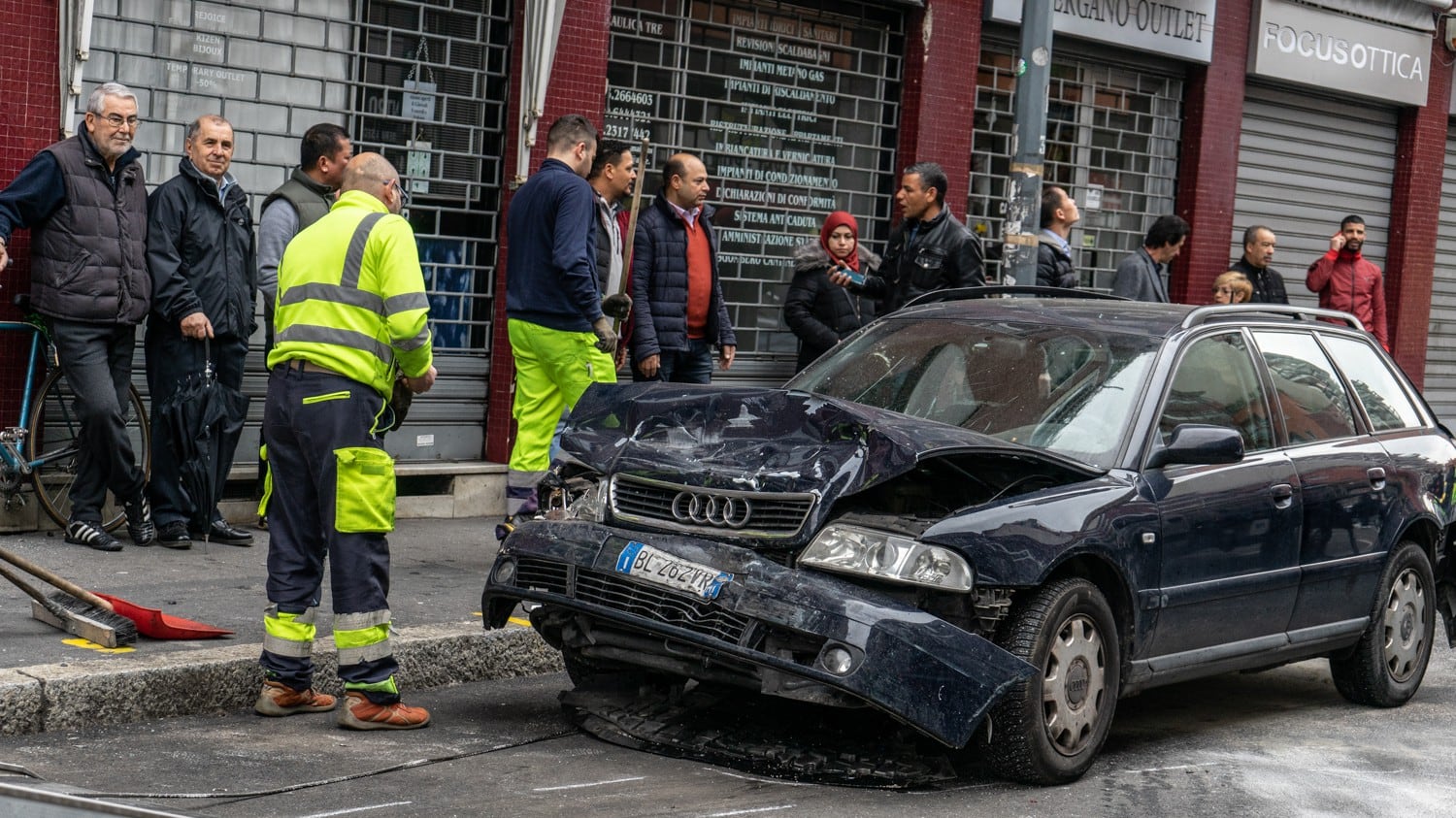 Sfascia 10 auto e lascia l'amico in coma