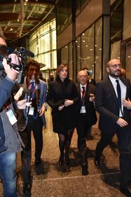 La Boschi con l'ombrellino rosso 4
