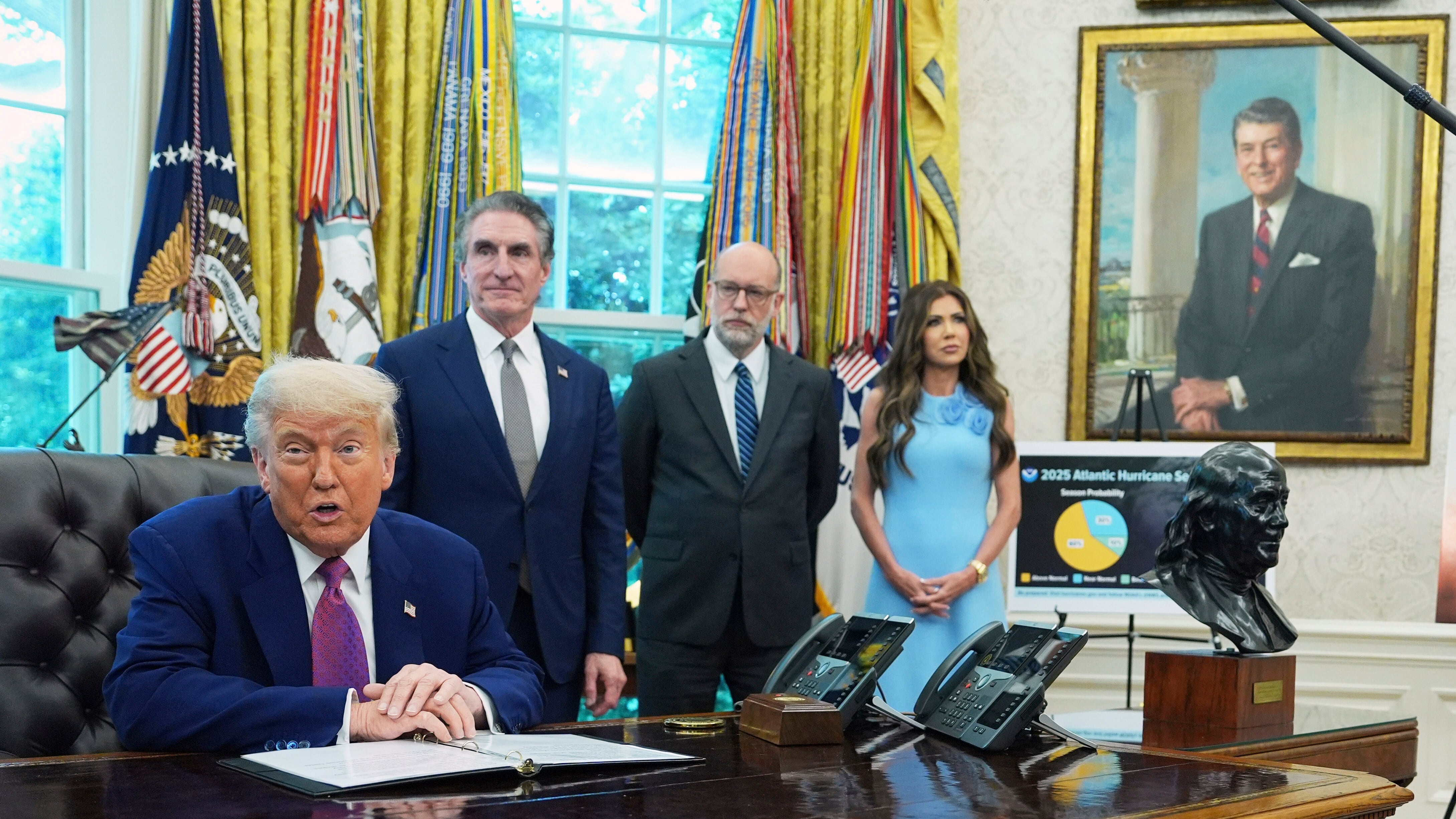 Trump: "Soldati ovunque ci saranno rivolte". E manda 9mila migranti a Guantanamo