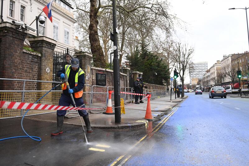 La maxi bandiera ucraina dipinta davanti all'ambasciata russa di Londra 3