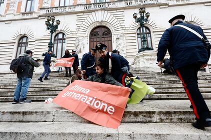 Il blitz di Ultima Generazione davanti palazzo Montecitorio: le immagini 4