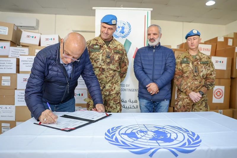 I  “caschi blu” italiani consegnano aiuti umanitari in Libano 8